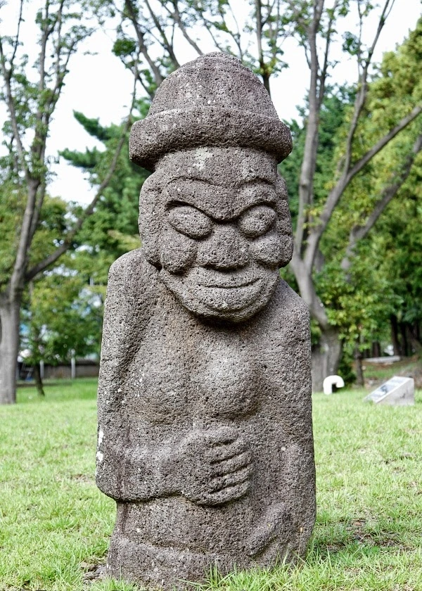 민속문화재 2-13 제주대학교박물관 앞 북쪽 우측.jpeg