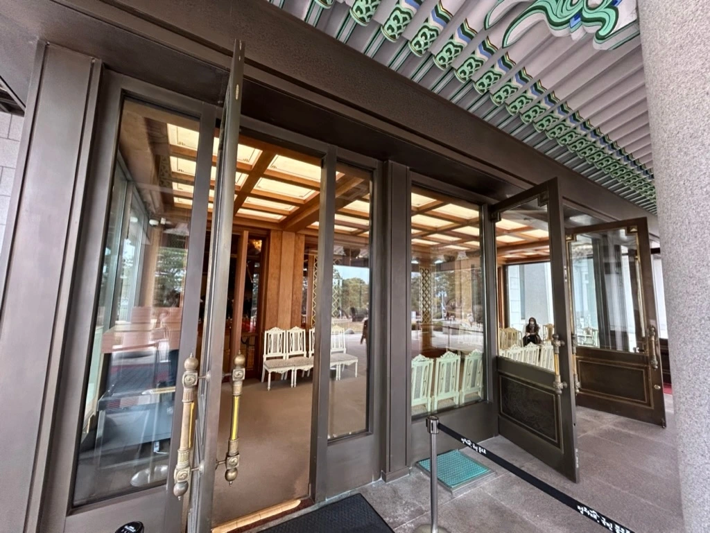 060 청와대 본관 입구.jpeg