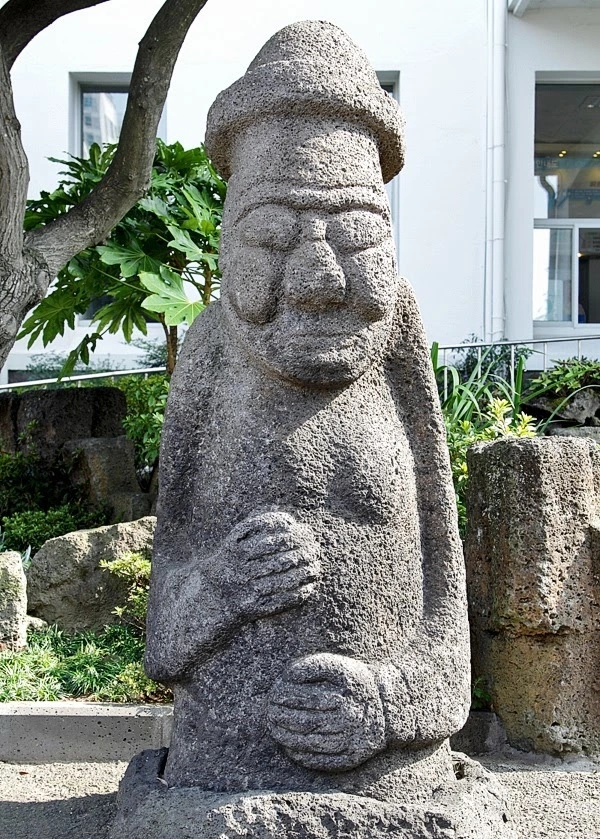 민속문화재 2-15 제주시청 현관 동쪽.jpeg