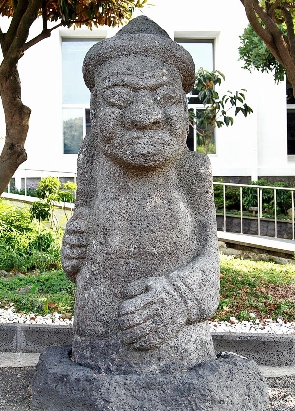 민속문화재 2-16 제주시청 현관 서쪽.jpeg