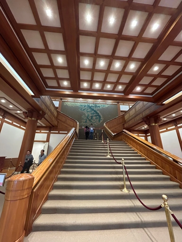 062 청와대 본관 중앙계단.jpeg