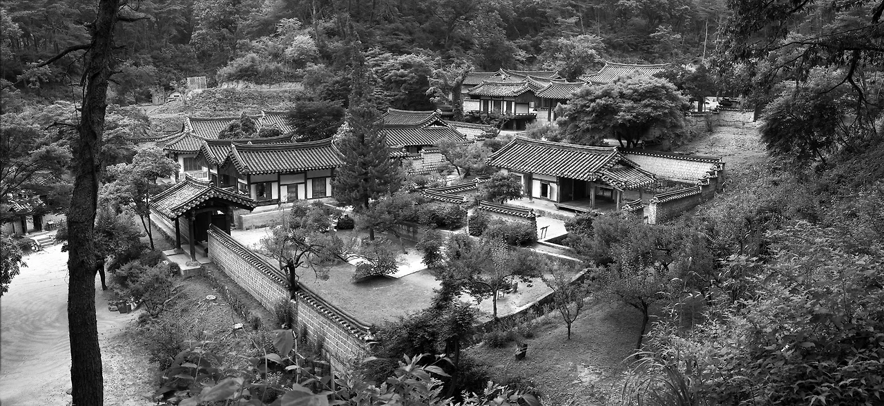 도산서원 BW.jpg
