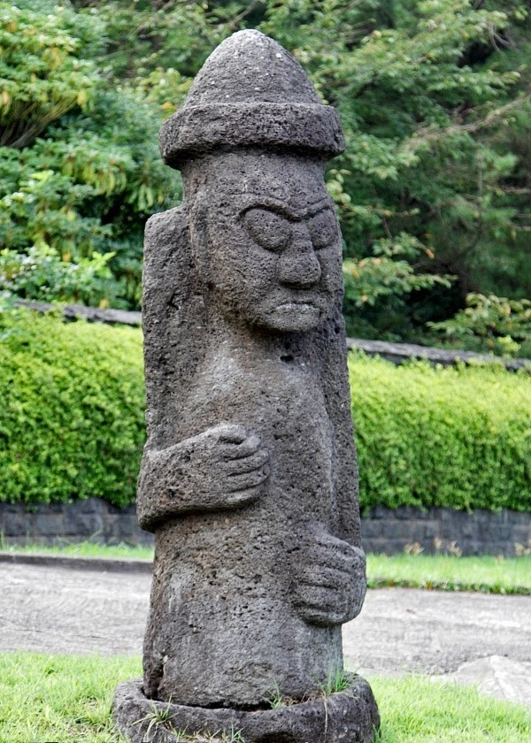 민속문화재 2-12 제주대학교박물관 앞 남쪽 좌측.jpeg