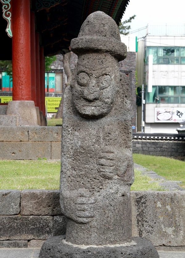 민속문화재 2-2 관덕정 앞 북쪽.jpeg