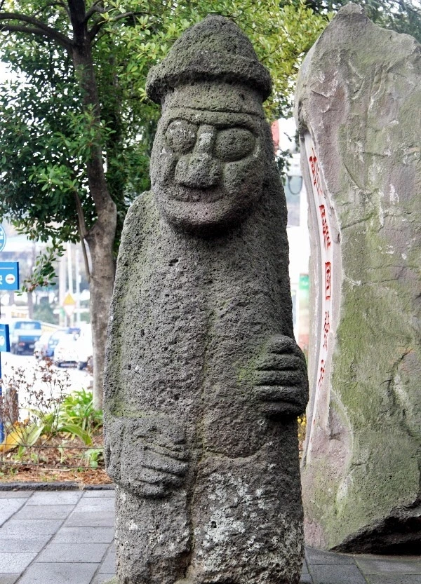 민속문화재 2-7 삼성혈 입구 동쪽.jpeg