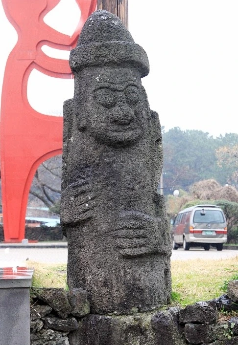 민속문화재 2-4 민속자연사박물관 입구 서쪽.jpeg