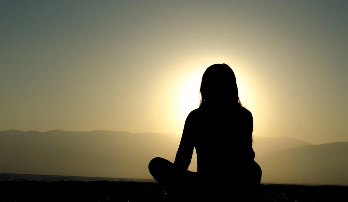 meditation_sunset_silhouette_woman_evening-99277.jpg!d
