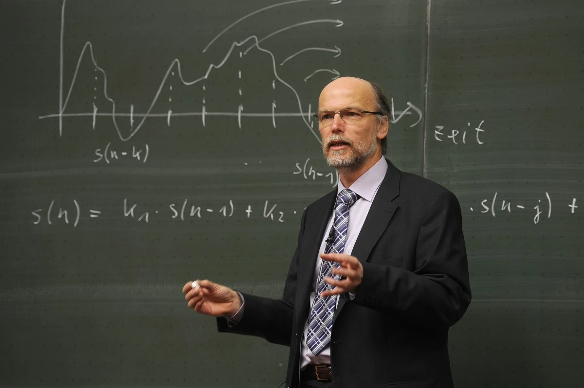 birger_kollmeier_professor_blackboard_physics_lecturer_university_teacher_teaching-698271.jpg!d