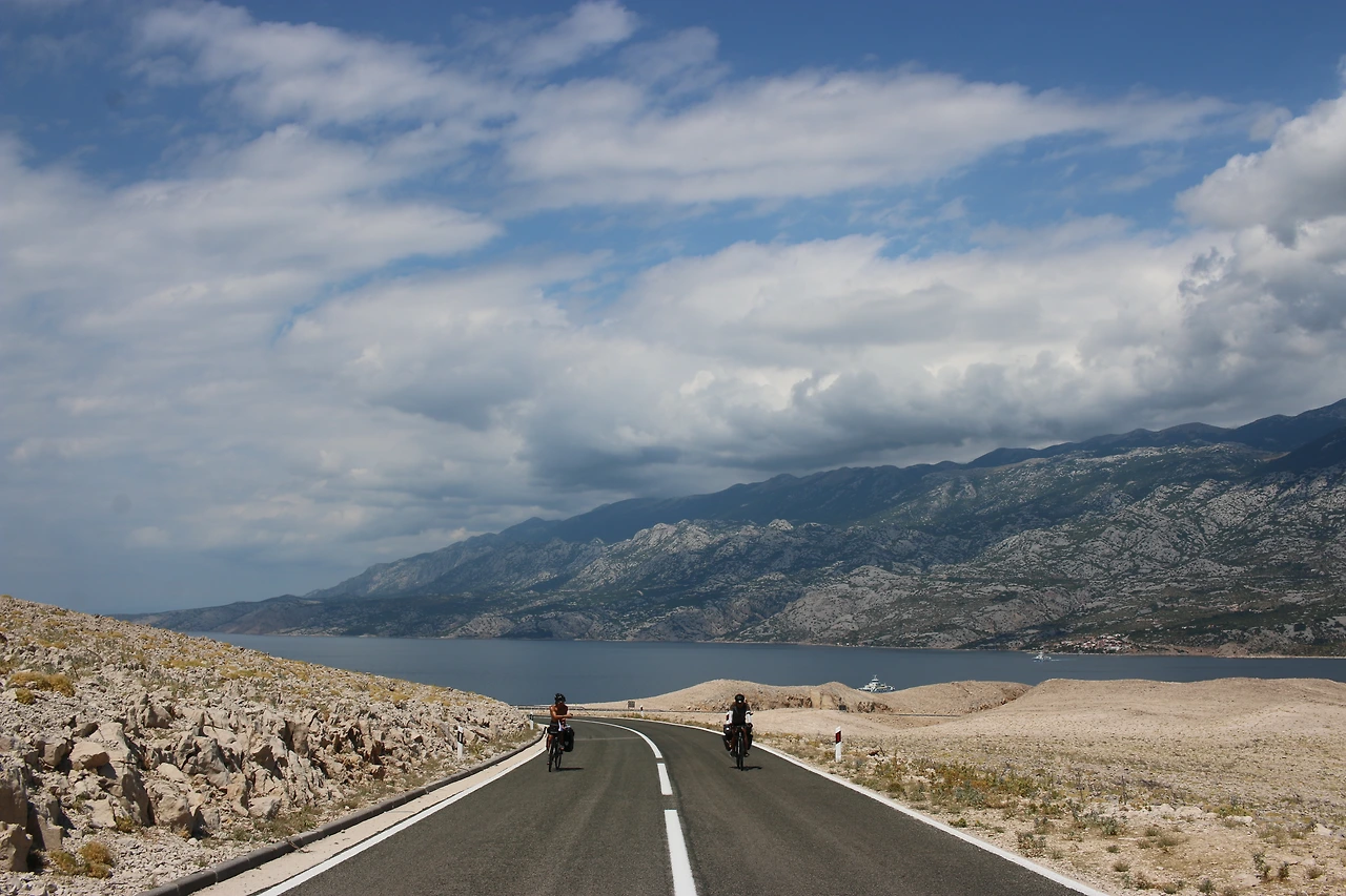 크로아티아-사막같은 길 위에서.JPG