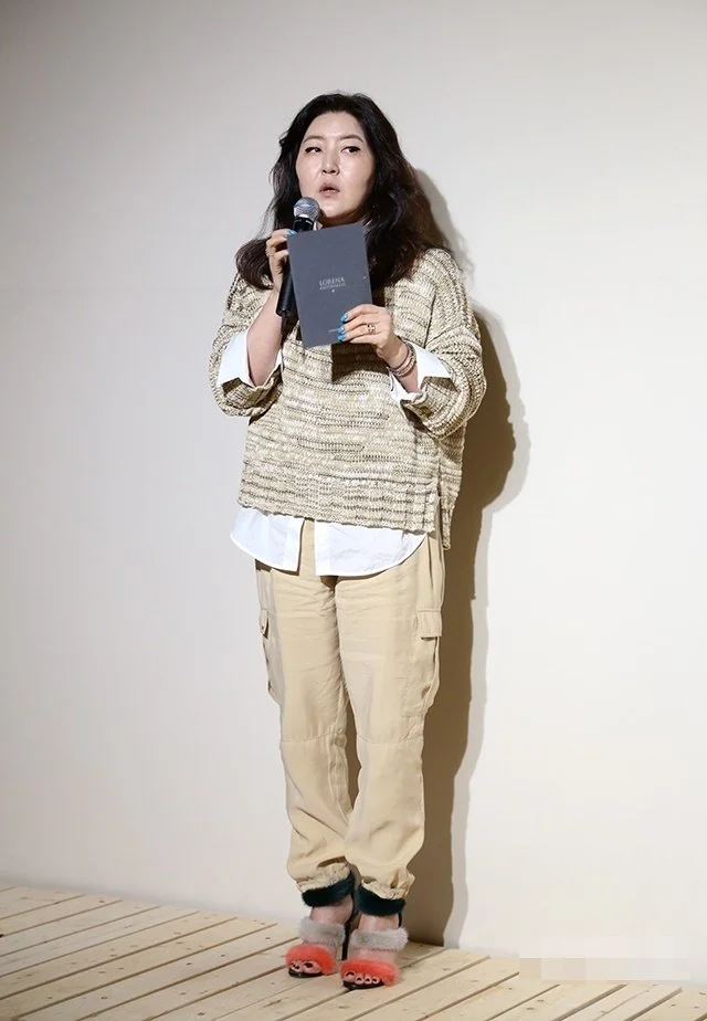 img_xl.jpg?width=640&amp;height=924&amp;avg=%2523c8c1ba&amp;v=2