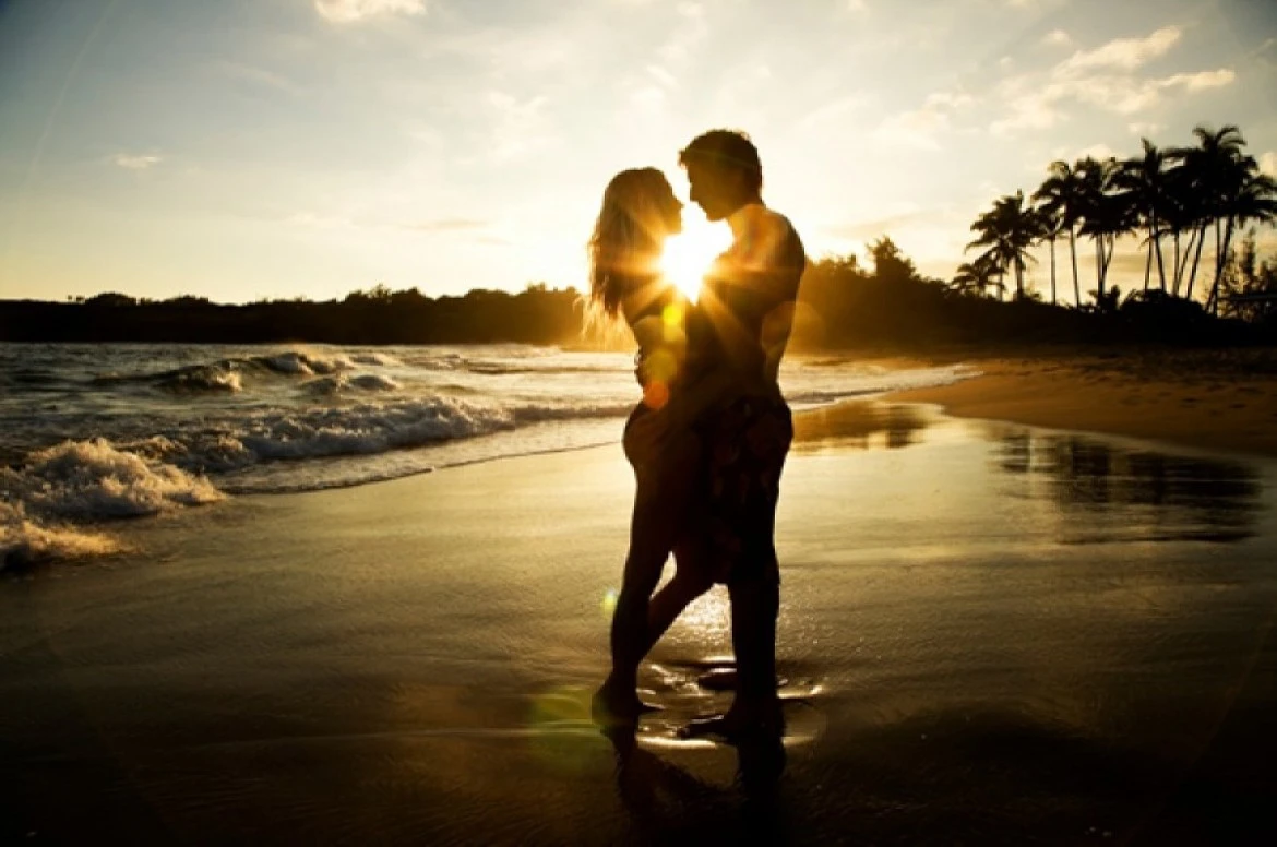 love-couple-beach-kiss-kissing-hot-couple-in-sun-shine-love-images-download-romantic-love-images-download-lonelyness-alone-www.143loveu.blogspot.in_.jpg