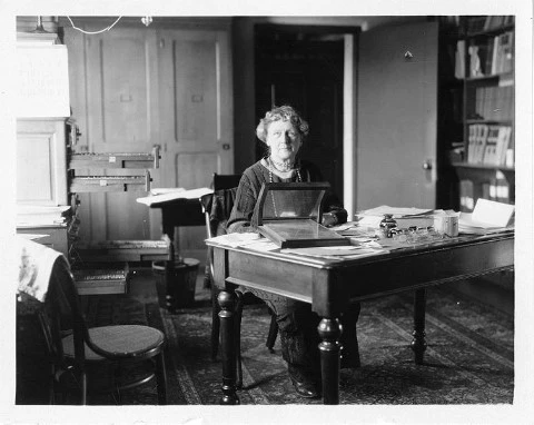 755px-Annie_Jump_Cannon_sitting_at_desk.jpg?type=w3