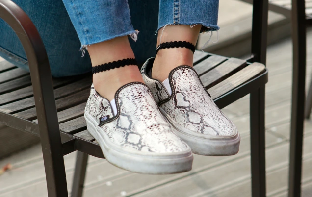 SNS 마케팅 검정 웨이브 3.png