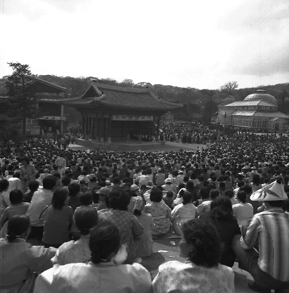 10-40_창경원야외무대시민위안공연(19730419_via서울사진아카이브).JPG