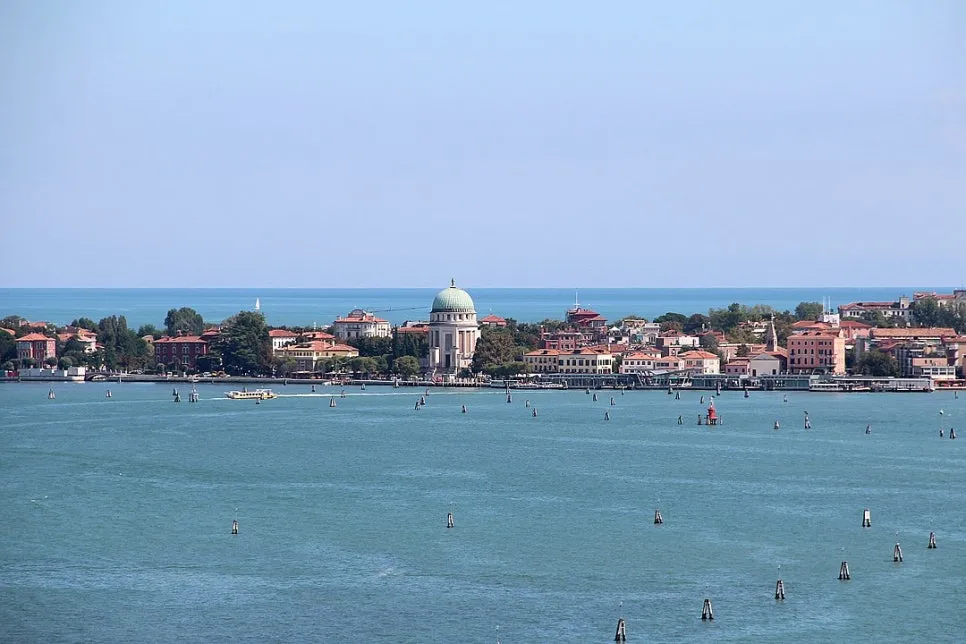 1080px-0_Venise,_l%27%C3%8Ele_du_Lido_dans_la_lagune.jpeg?type=w966