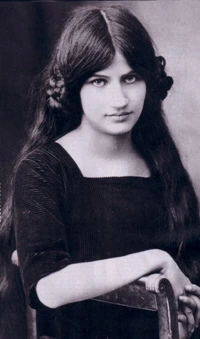 Jeanne_Hebuterne_seated.jpg?type=w966