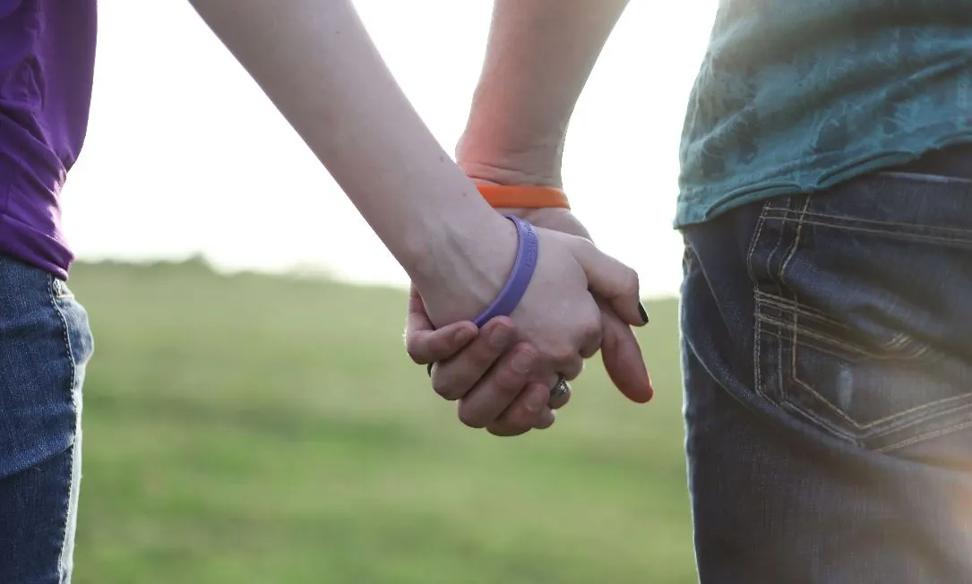 손잡은 연인.JPG