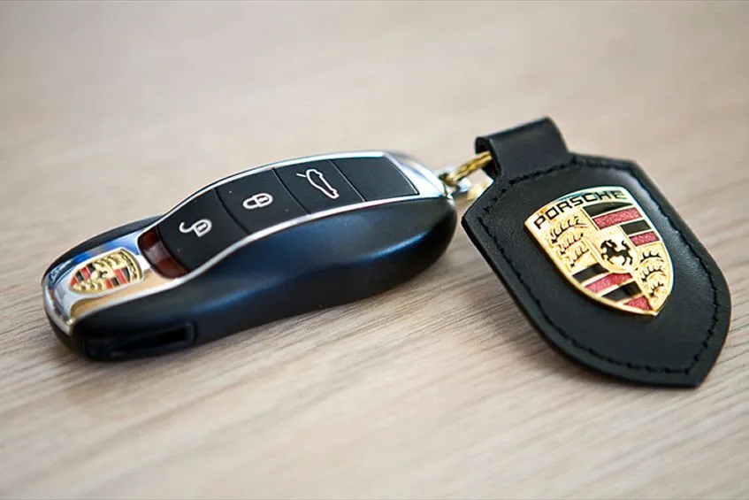 1004_24+porsche_panamera_s+key_fob.jpg