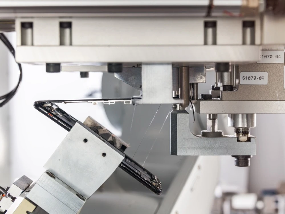 Daisy_robot_disassembles_iPhone_retrieving_components_04192018.jpg?resize=1000%2C753