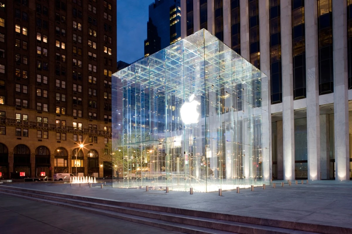 applestore_5thave3.jpg?type=w1200