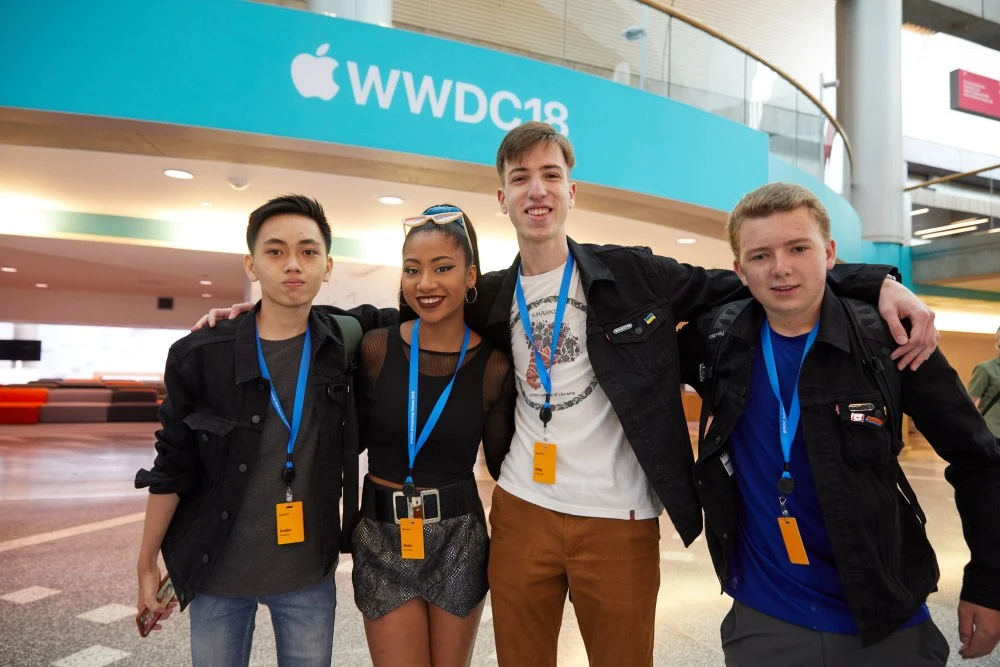 Apple_App_Store_10th_Anniversary_students_07052018.jpg?resize=1000%2C667