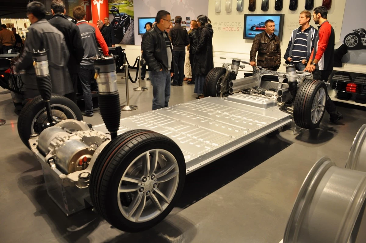 tesla-model-s-lithium-ion-battery-pack-in-rolling-chassis-photo-martin-gillet-vi.jpg?type=w1200