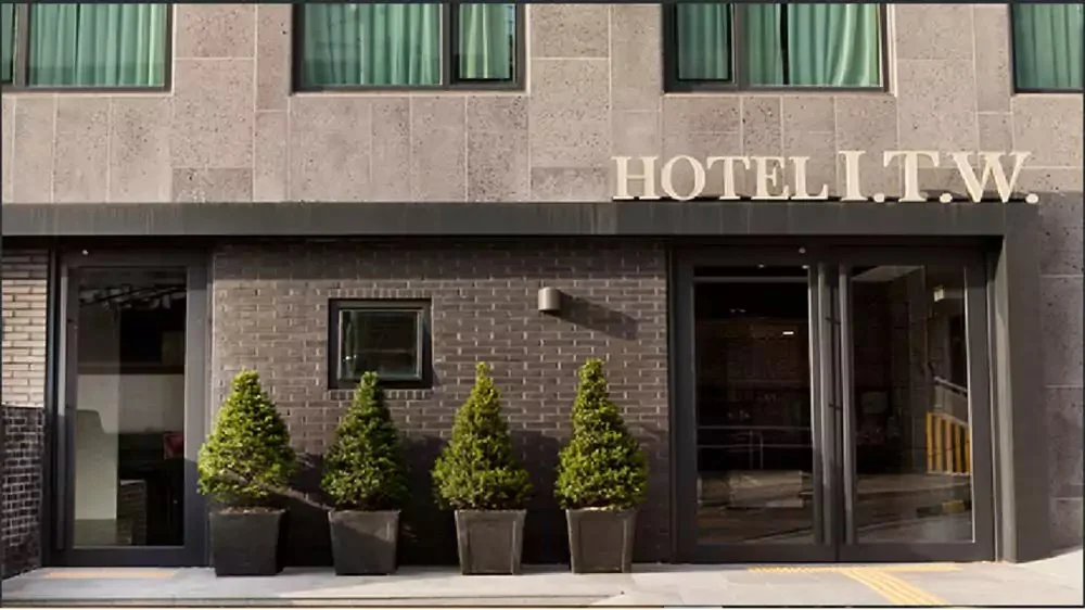 I.T.W._%ED%98%B8%ED%85%94.jpg?type=w1200