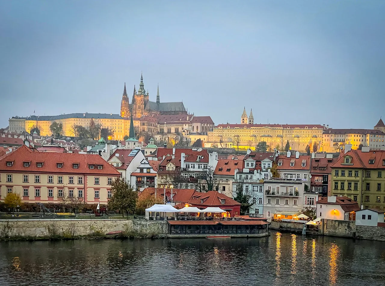 photo-1637013919535-c0e49e46a26f?ixlib=rb-4.1.0&ixid=M3wxMjA3fDB8MHxwaG90by1wYWdlfHx8fGVufDB8fHx8fA%3D%3D&fm=jpg&q=60&w=3000