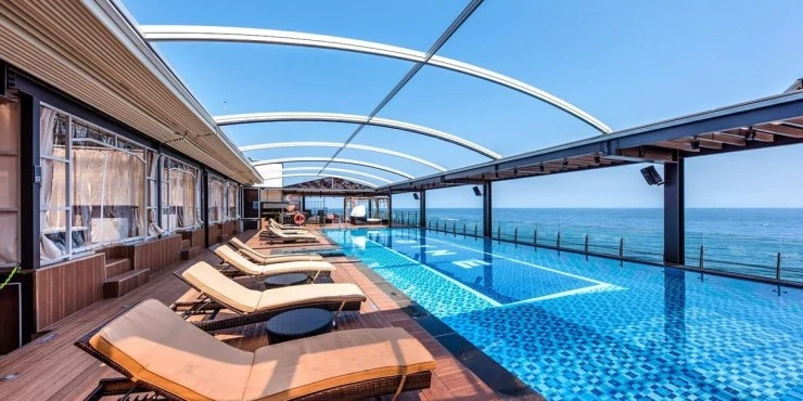 dyen-pool.jpg?resize=740%2C370&ssl=1