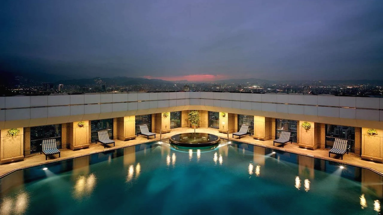 ?n=cei%2Fcontent%2F20110809084719_Rooftop+Swimming+Pool.jpg&amp;h=550&amp;w=1920&amp;q=100&amp;v=20150902&amp;c=1