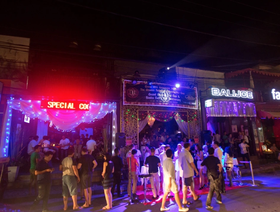 07 꾸따 나이트 라이프.jpeg