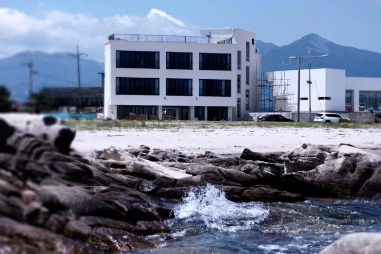 beach-ex-1024x683.jpg?resize740%2C494ssl1