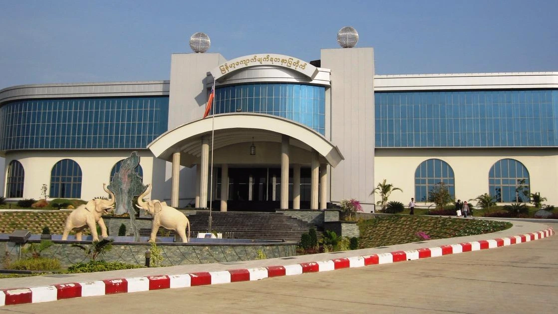 Naypyitaw_Gems_Museum-02.JPG