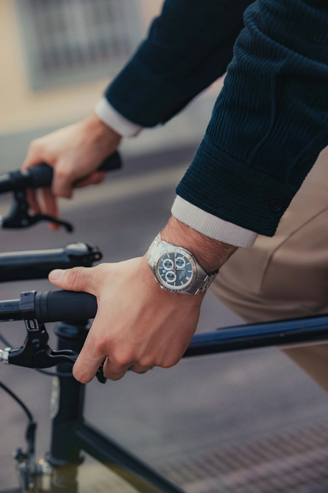 Hamilton Jazzmaster Performer_H36656140_lifestyle02.jpeg