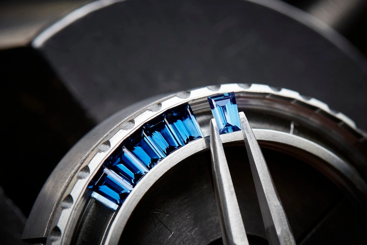 J12 BLEU 38 MM SAPPHIRES_SAVOIR-FAIRE_3_FOR DIGITAL_JPEG HAUTE DEFINITION.jpeg