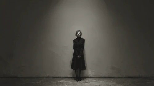 madmaiz_a_professional_female_model_standing_alone_in_a_dim_stu_554c667e-d1e.png?type=w1
