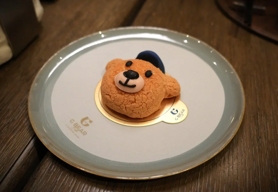 G_Bear_Cafe(Londoner_Grand)_%EB%9F%B0%EB%8D%94%EB%84%88_%EB%A7%88%EC%B9%B4%EC%98%A4_%EC%95%B0%EB%B2%A0%EC%84%9C%EB%8D%94%EC%9D%B8_G%EB%B2%A0%EC%96%B4_%EB%AA%A8%EC%96%91%EC%9D%98_%EC%BF%A0%ED%82%A4.JPG?type=w966