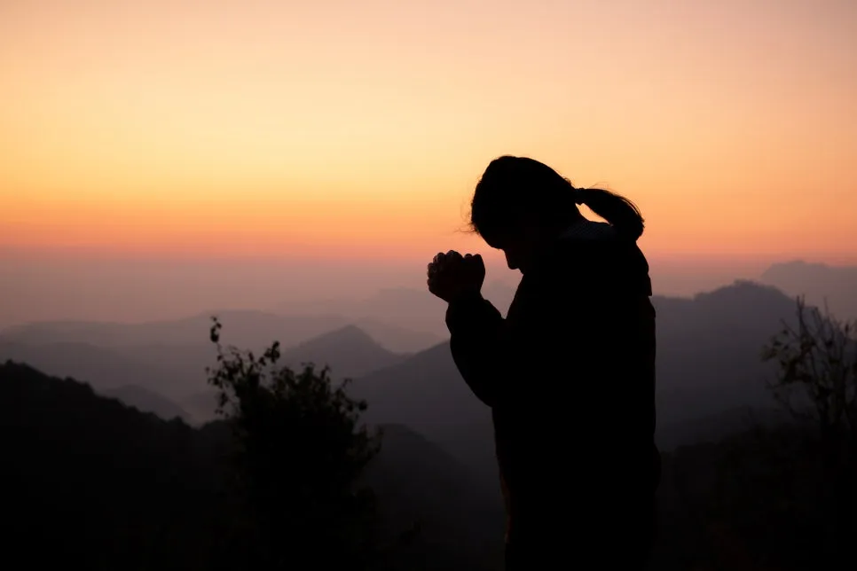 silhouette-girl-praying-beautiful-sky-background.jpg?type=w966