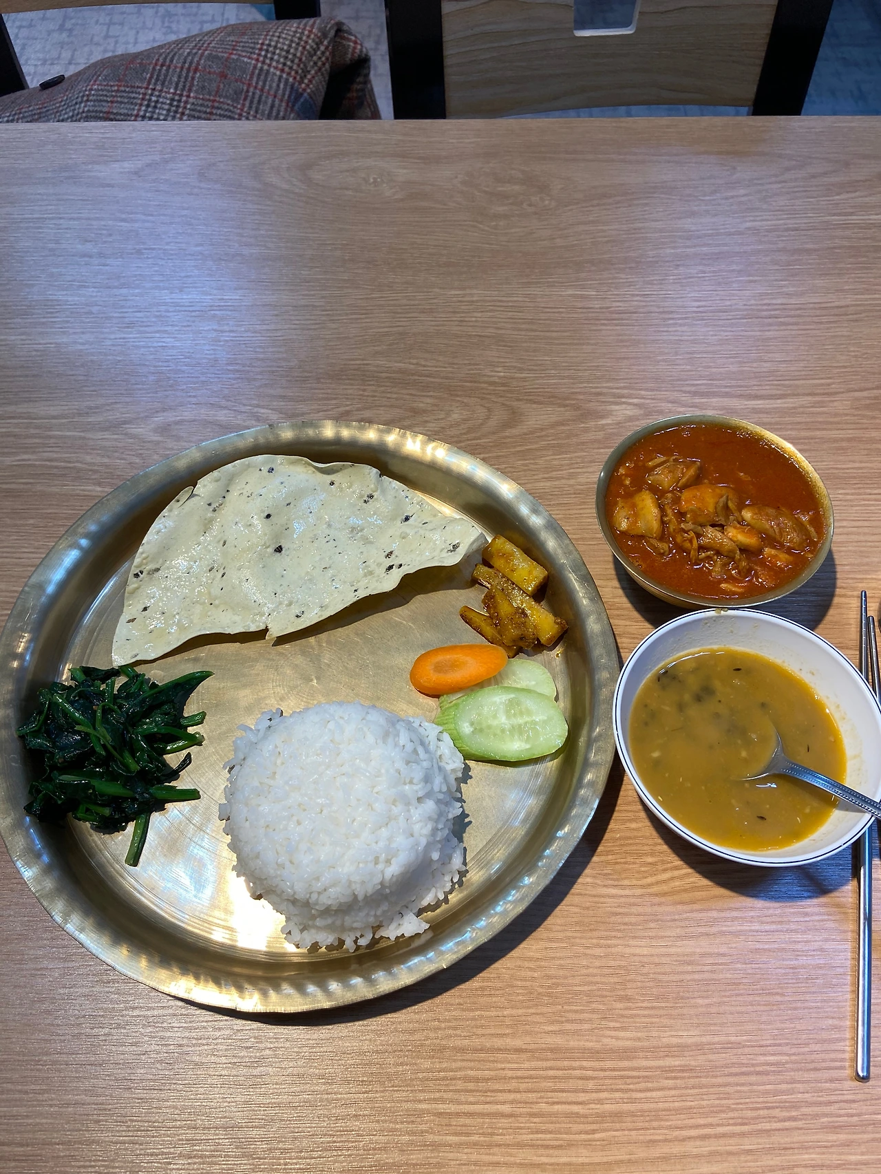 인도에서 카레란한식 백반과 같다. 그날그날 백반에 곁들이는 카레가 다르다.jpeg