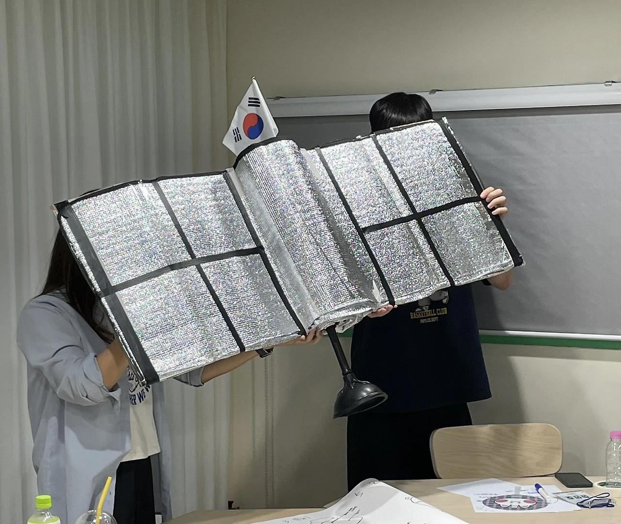 사진4) 돗자리와 뚫어뻥(Cup Plunger)을 이용해 인공위성을 만든 광학 기술 연구원들_창의 실습 프로그램 '상상공장공장장'.JPEG