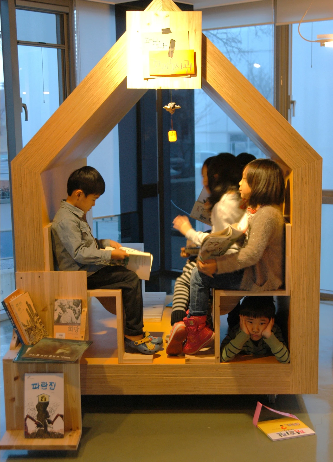 1 꼬평 책보는 아이.JPG