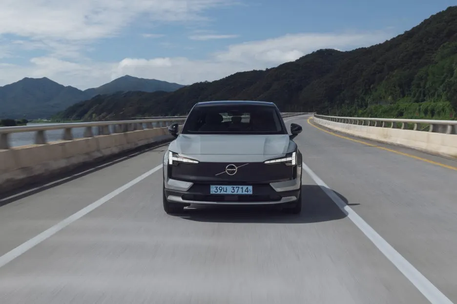 EX30_%ED%81%AC%EB%A1%9C%EC%8A%A4%EC%BB%A8%ED%8A%B8%EB%A6%AC_%EC%A3%BC%ED%96%89_04.JPG?type=w1