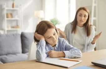 글쓰기를 싫어하는 아이 표정.jfif