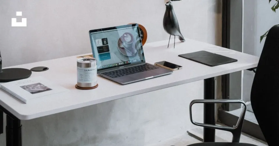 노트북과 책상.jpeg