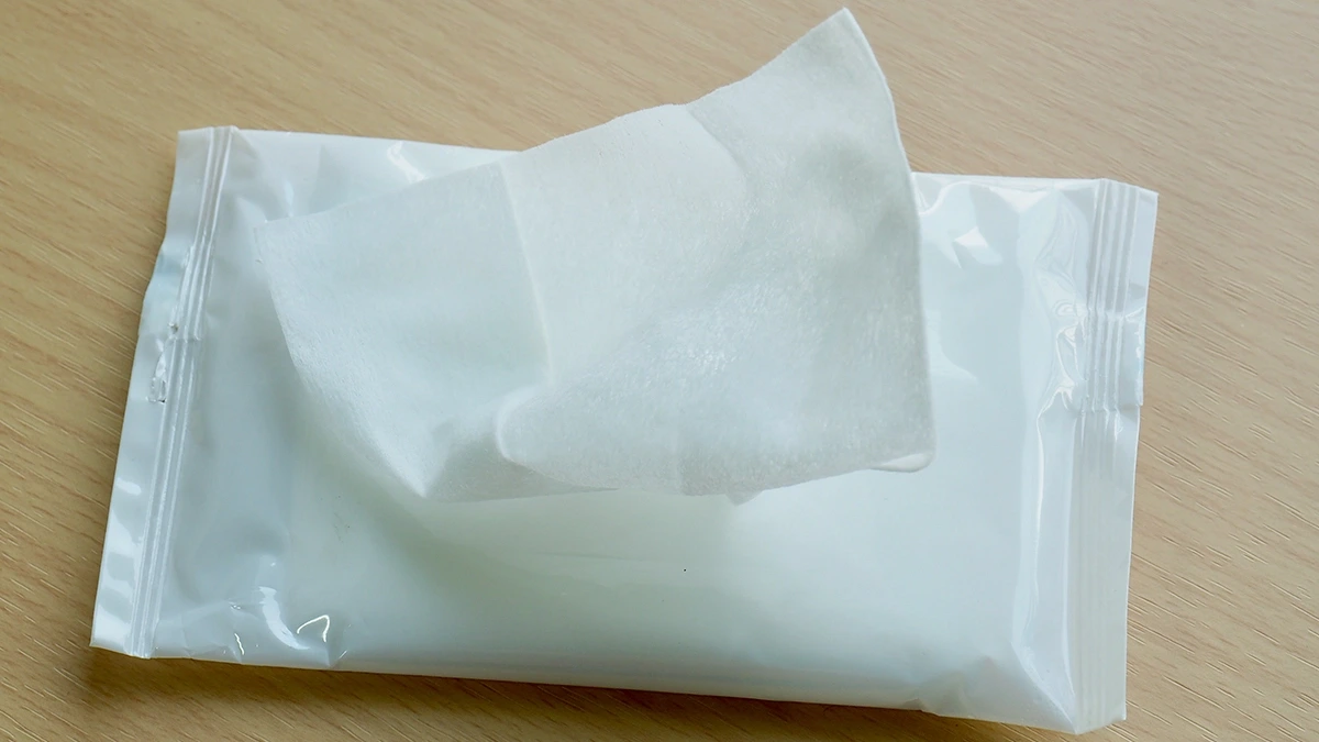 wet-wipes-table-habits-health-2.webp