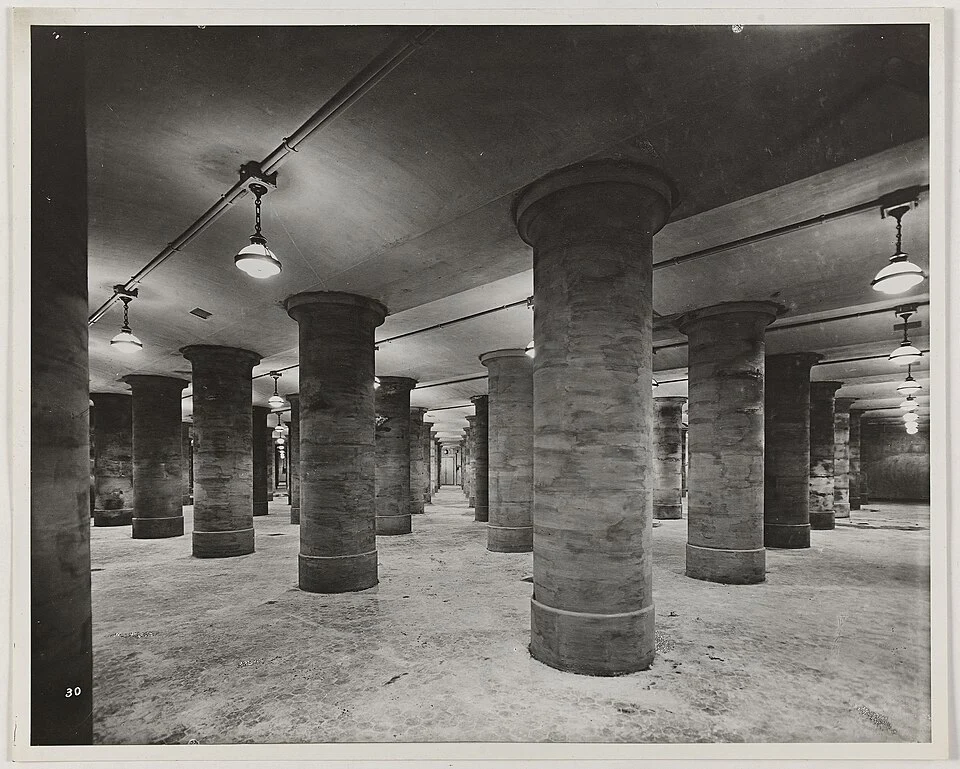 960px-Salle_de_travail_%C3%A0_colonnes,_salle_souterraine_de_la_Banque_de_France,.jpg?type=w966