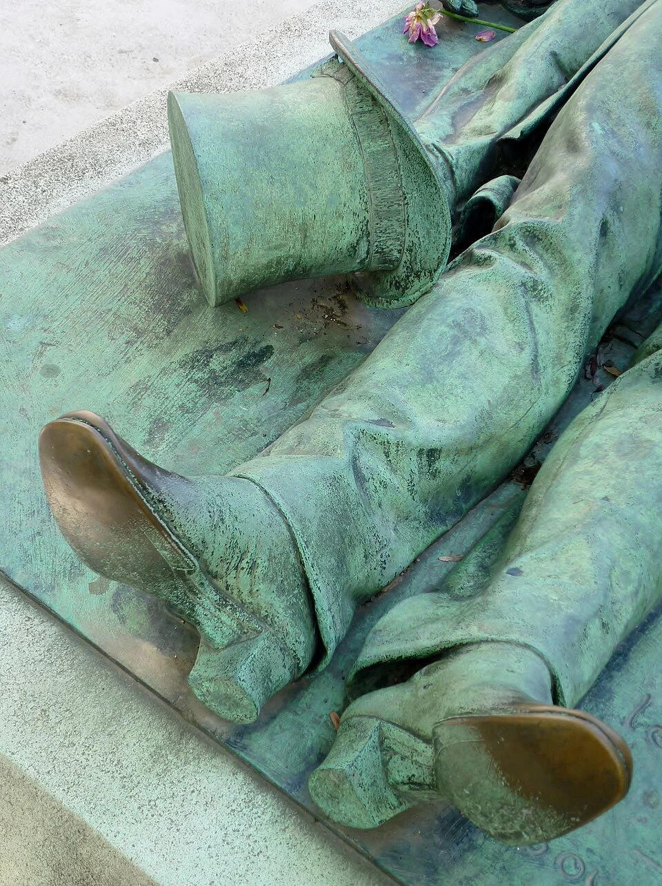960px-Paris_SEPT2011_Pere_Lachaise_Cemetary_Victor_Noir_4_boots_and_hat.jpg?type=w966