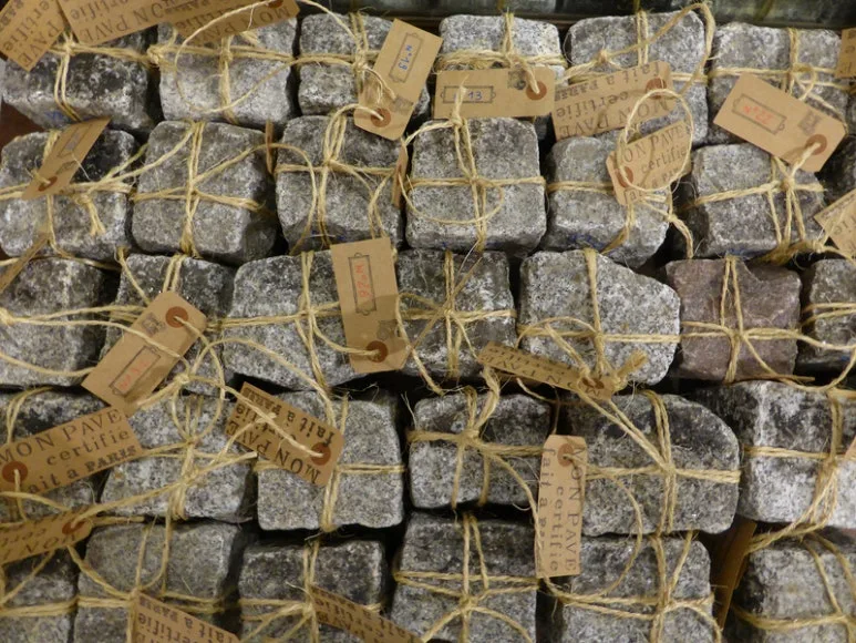 histoire-politique-paves-parisiens-commune-revolution-mai-68-symbole-chausse.jpg?type=w773