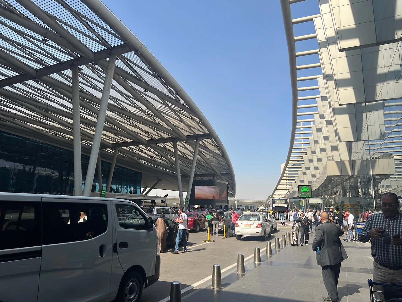 2-2. 공항 바깥.JPG