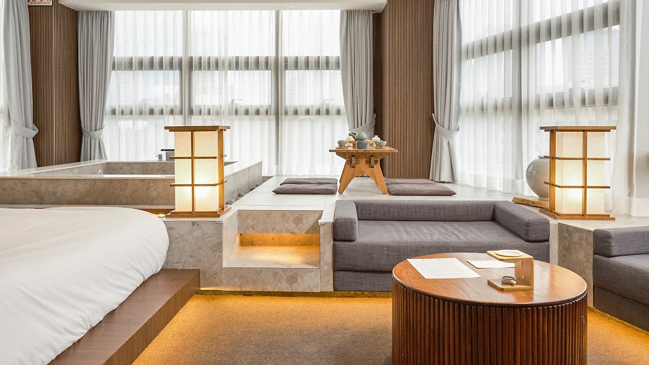 1_서울스파숙소_UH 스위트 더 명동 (1).jpeg